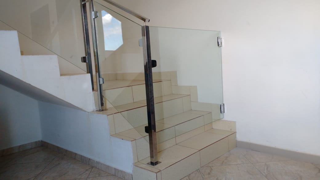 Guarda Corpo com Portinha vidro incolor.jpeg Guarda Corpo com Portinha vidro incolor.jpeg